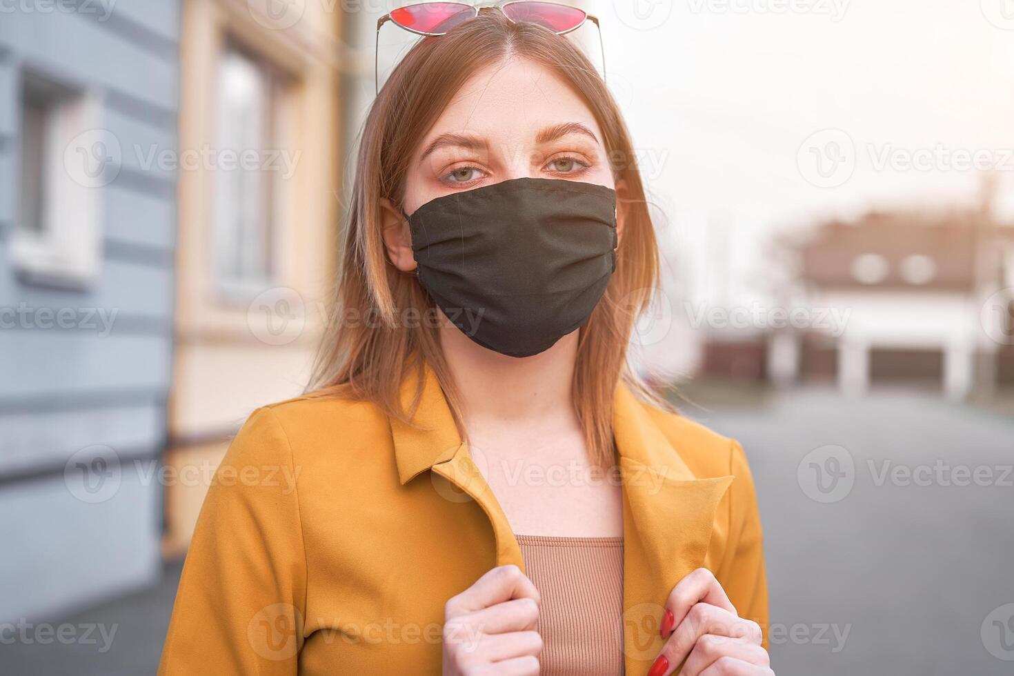 joven caucásico europeo niña 20 años antiguo vistiendo negro protector médico máscara proteccion en contra epidemia coronavirus covid-19 foto