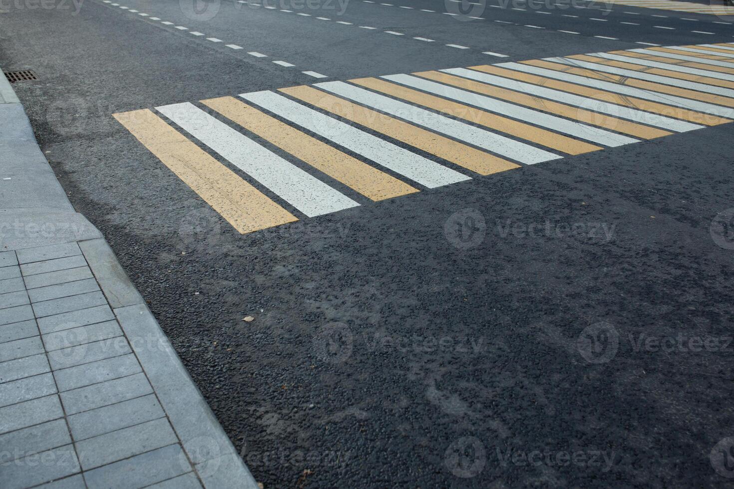 nuevo blanco y amarillo peatonal fundamento en el ciudad foto