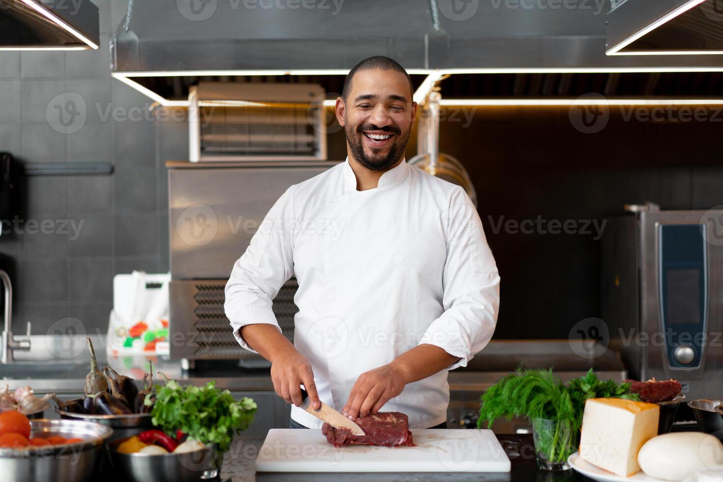 hermoso joven africano cocinero en pie en profesional cocina en restaurante preparando un comida de carne y queso vegetales. foto