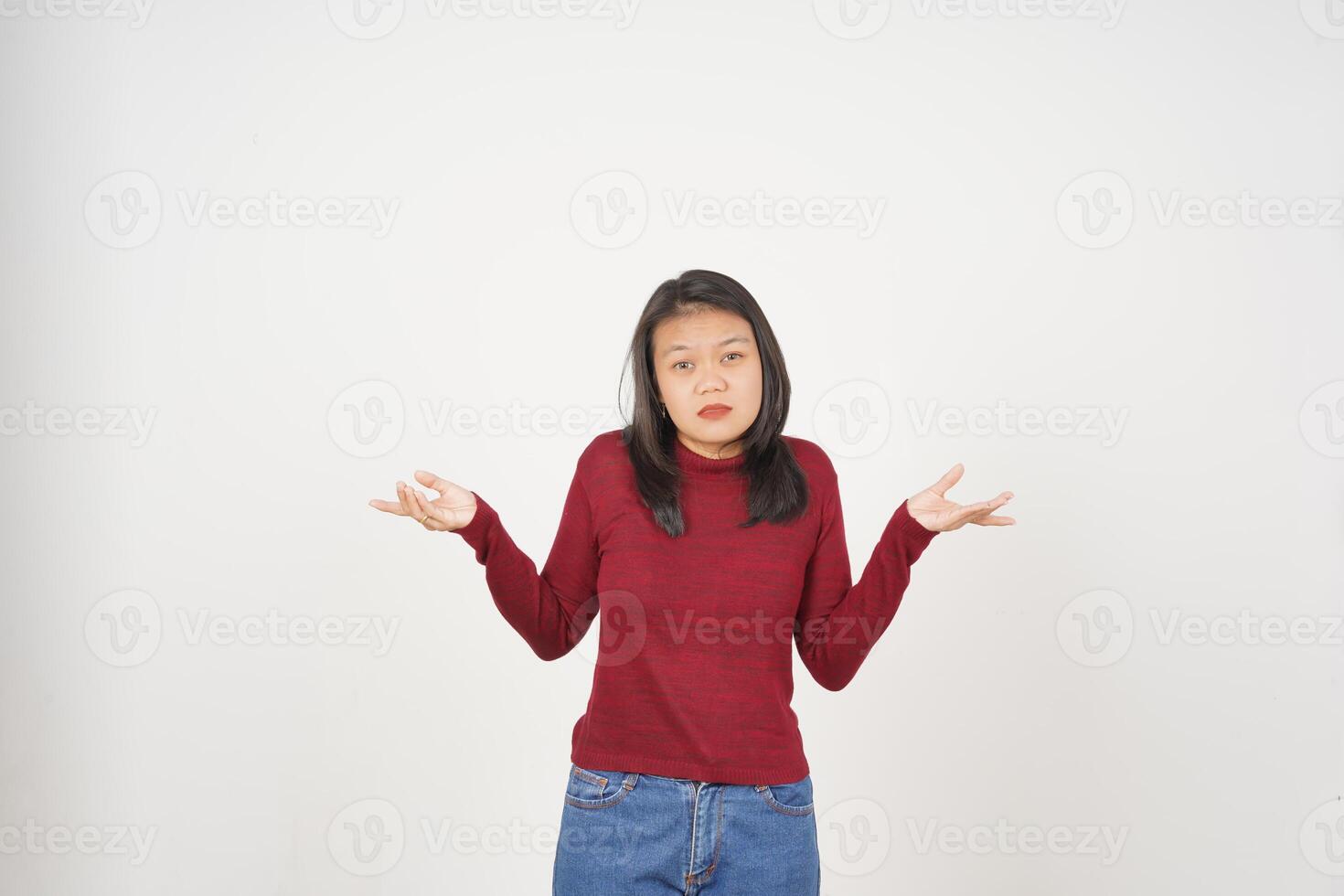 joven asiático mujer en rojo camiseta confuso yo no lo hagas saber gesto aislado en blanco antecedentes foto