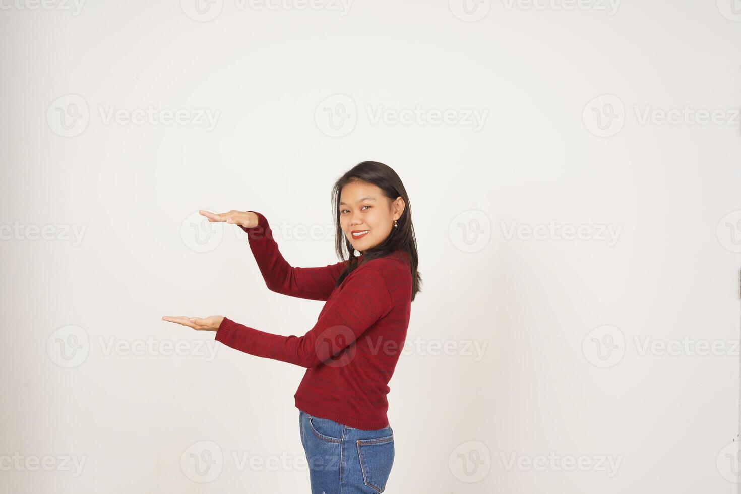 joven asiático mujer en rojo camiseta medición y participación grande producto aislado en blanco antecedentes foto