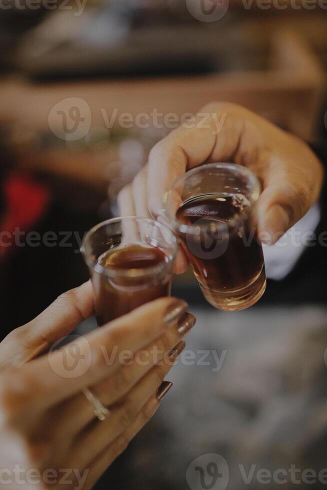 saboreando el sencillo alegrías en vida, uno taza de café a un tiempo. foto