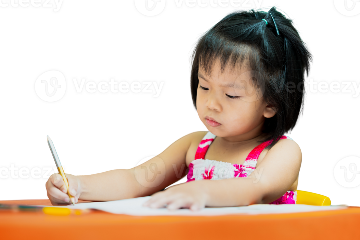 portret van weinig kind meisje zittend aan het doen huiswerk, kleur stokjes Aan een stuk van papier geplaatst Aan een oranje kinderen tafel. een weinig kind zit en werken ernstig. een 4 jaar oud kinderen is aan het leren png