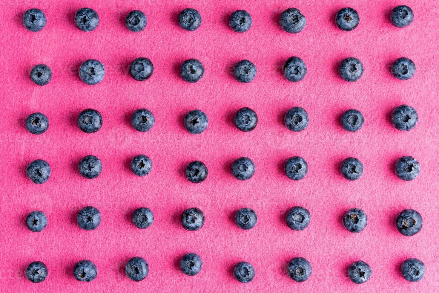 vistoso Fruta modelo de arándanos en rosado antecedentes. parte superior vista. foto