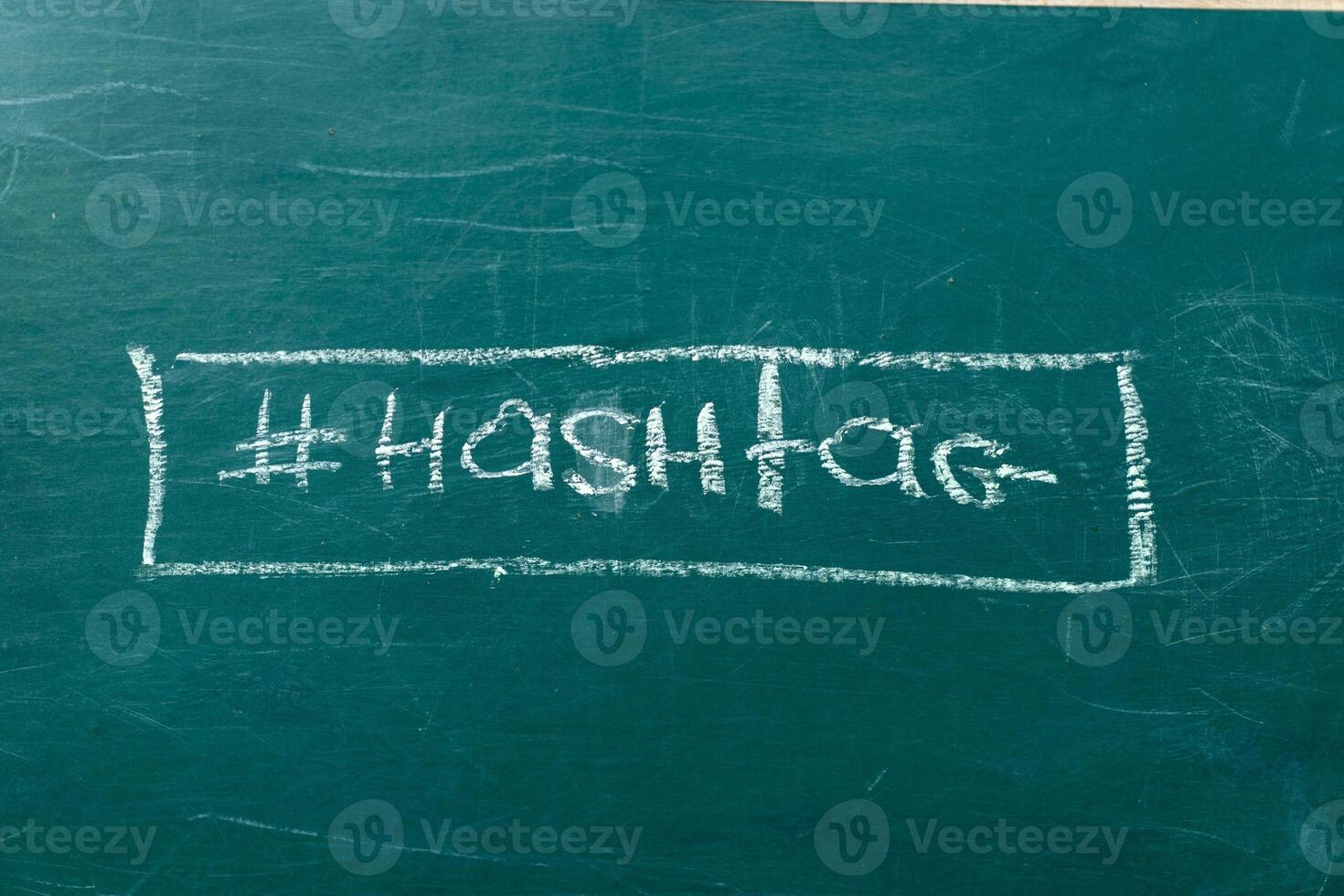 de cerca en hashtag símbolo blanco tiza en un pizarra Copiar espacio antecedentes foto