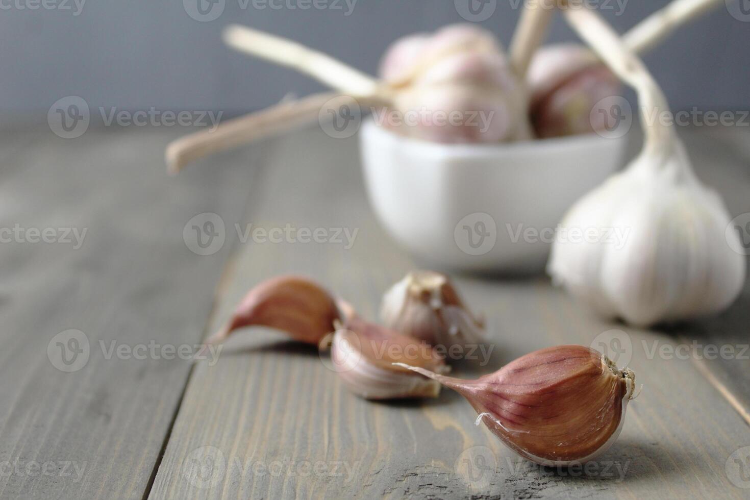 púrpura ajo clavos de olor de cerca. selección de ajo. picante vegetales foto