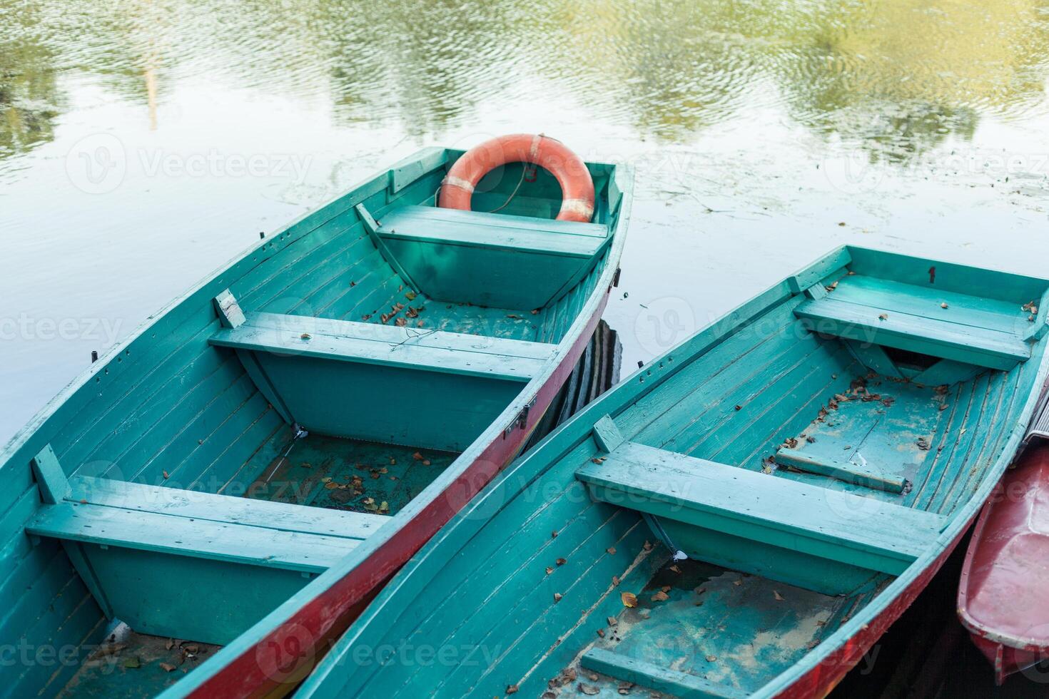 antiguo barco con remo cerca río o hermosa lago. calma puesta de sol en el naturaleza. pescar barco foto