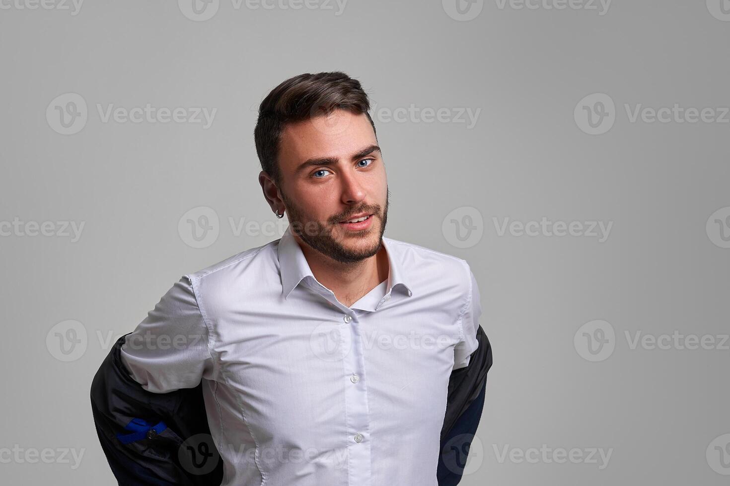 cerca arriba retrato joven hombre empresario. caucásico chico negocio traje estudio gris antecedentes. foto