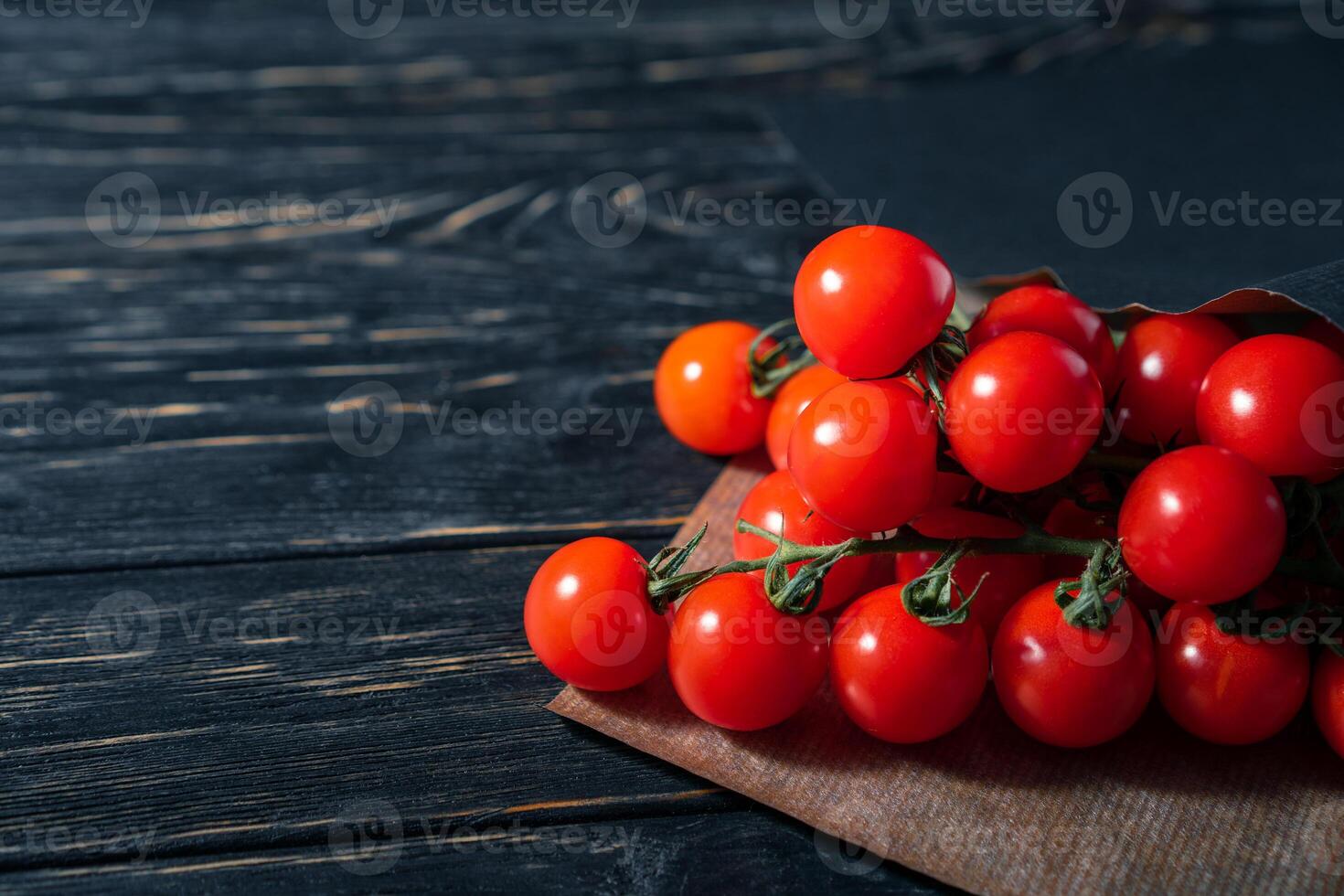 Cereza Tomates en el papel embalaje en el de madera mesa foto