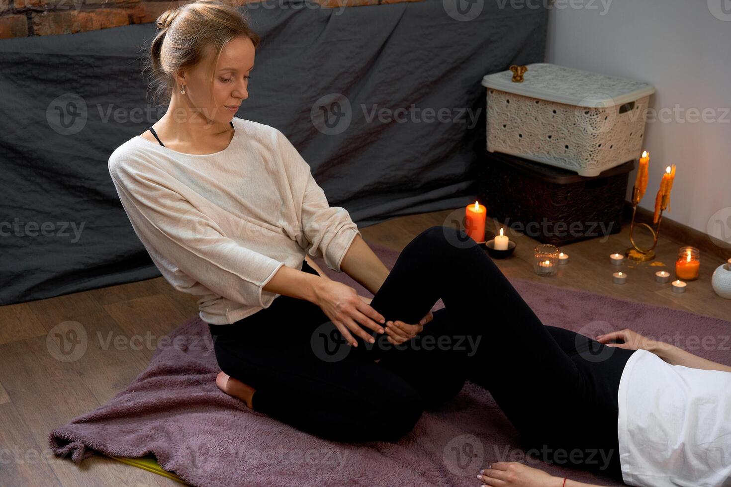 relajarse y disfrutar en spa salón, consiguiendo tailandés masaje por profesional masajista. foto