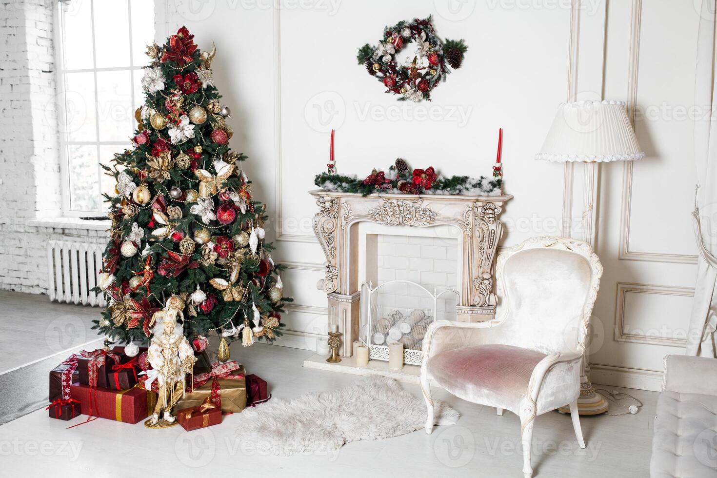 nuevo año Navidad Días festivos decoraciones en estudio árbol ramas con adornos foto