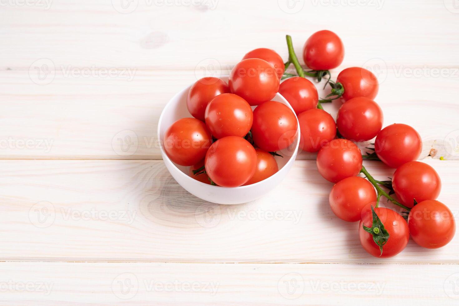 Cereza Tomates en el blanco de madera mesa foto