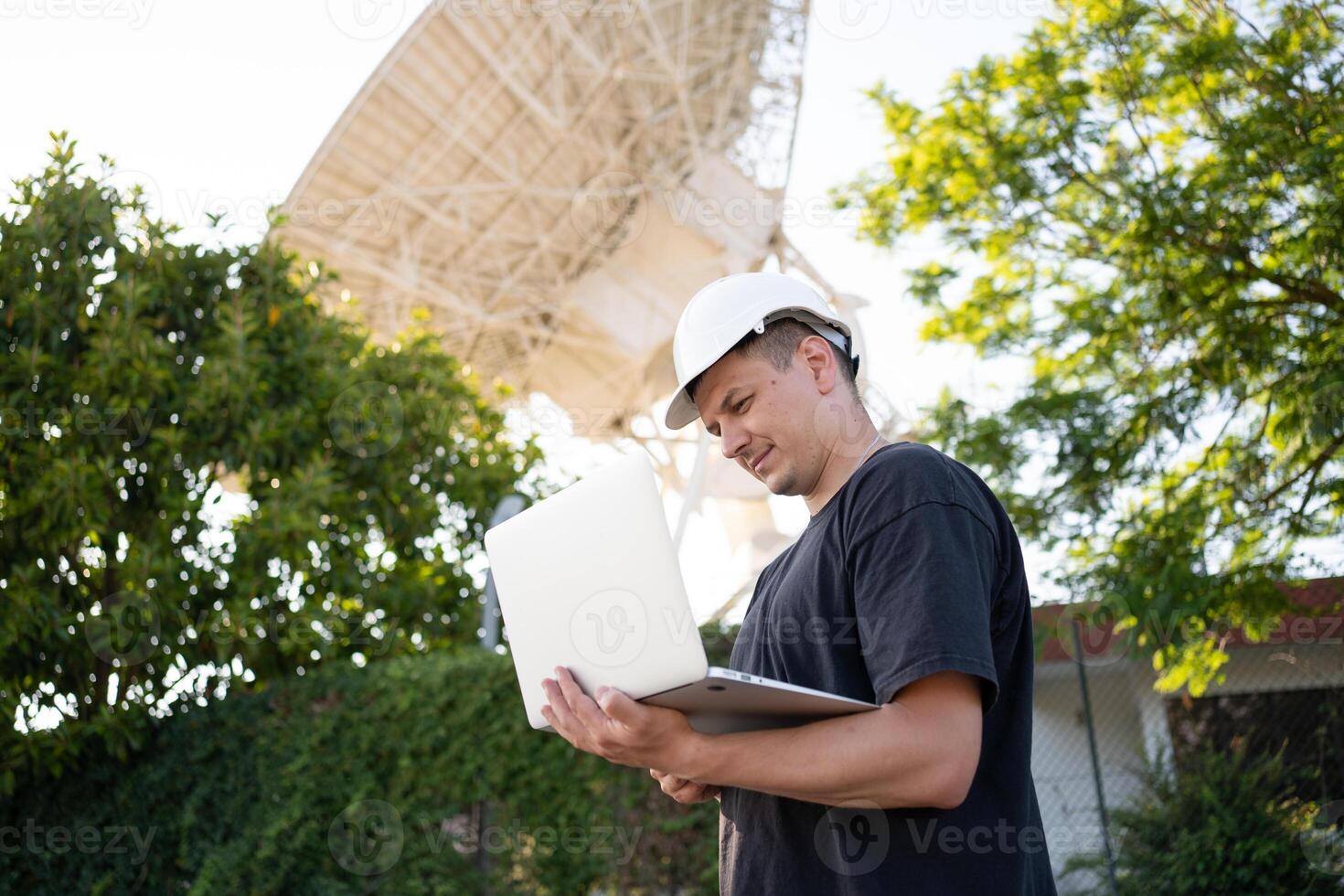 ingeniero mirando tierra establecido astronómico radio telescopio foto