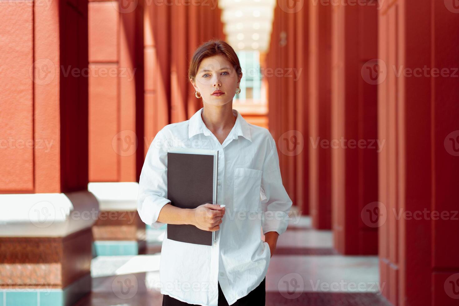 mujer de negocios retrato. caucásico hembra negocio persona en pie al aire libre con negocio papel documento poseedor. foto