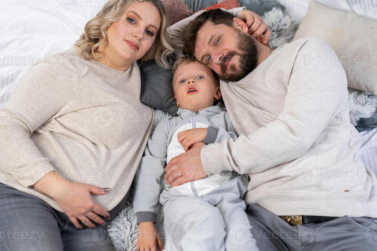 contento familia concepto madre padre y hijo tener divertido a hogar foto