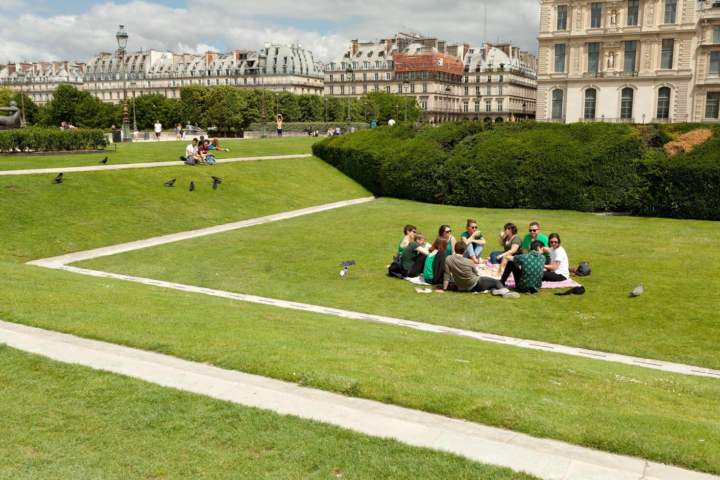 París, Francia 02 junio 2018 personas disfrutando un hermosa verano día en el parque jardin des las tullerias por favor Delaware la concordia. foto