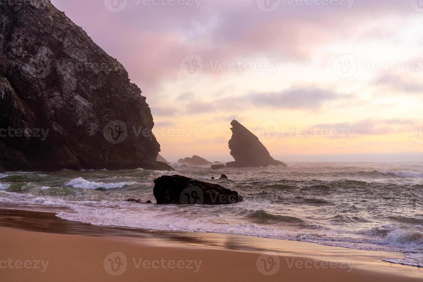 Oceano salvaje playa Tormentoso clima. praia da adraga arenoso playa con pintoresco paisaje fondo, sintra cascadas, Portugal foto