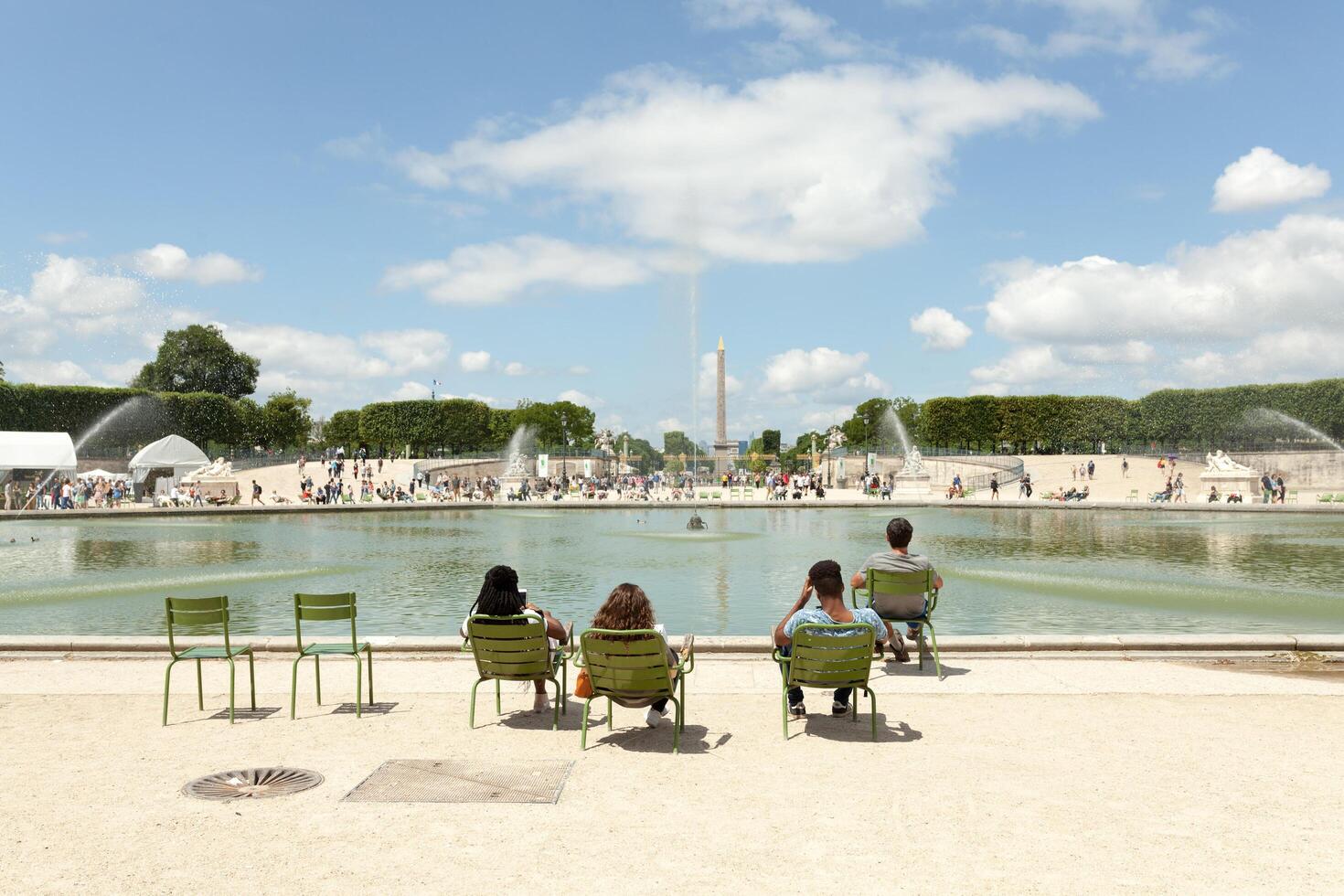 París, Francia - 02 junio 2018 pocos personas entre otro turistas y parisinos descanso en las tullerias jardín cerca lumbrera museo. las tullerias jardín se convirtió un público parque después el francés revolución. foto