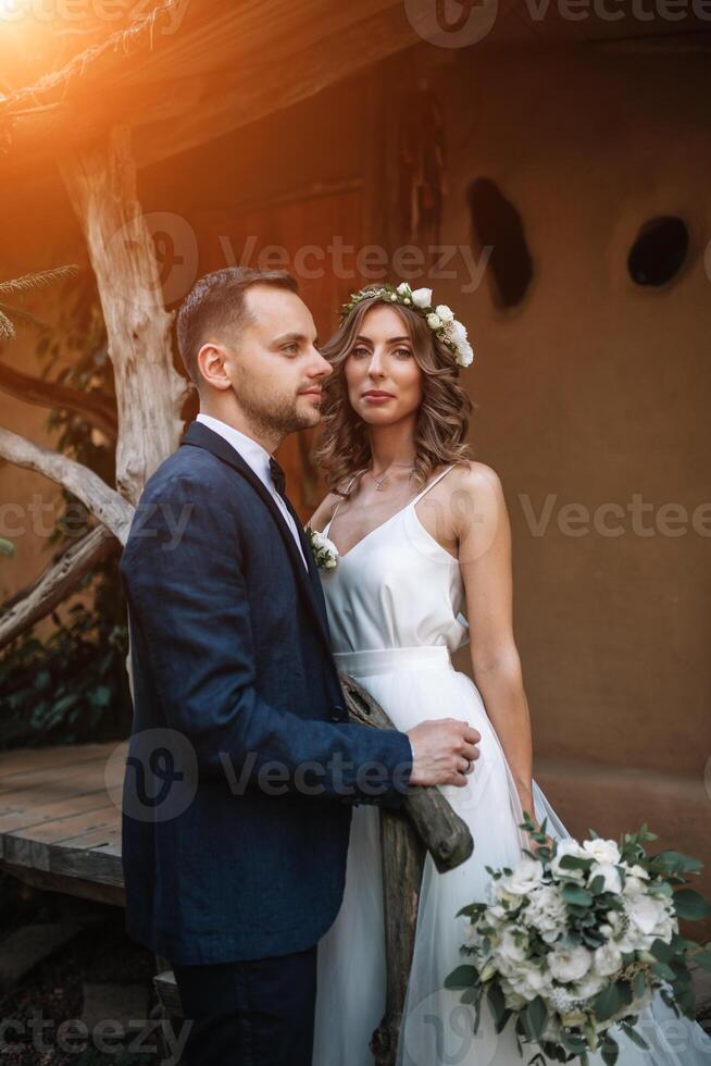 novia y novio a Boda día caminando al aire libre en verano naturaleza. nupcial pareja, contento recién casado mujer y hombre abrazando en verde parque. amoroso Boda Pareja exterior. novia y novio foto