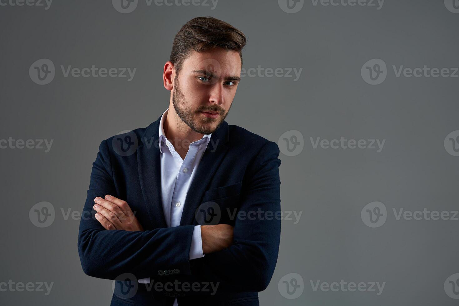 cerca arriba retrato joven hombre empresario. caucásico chico negocio traje estudio gris antecedentes. foto