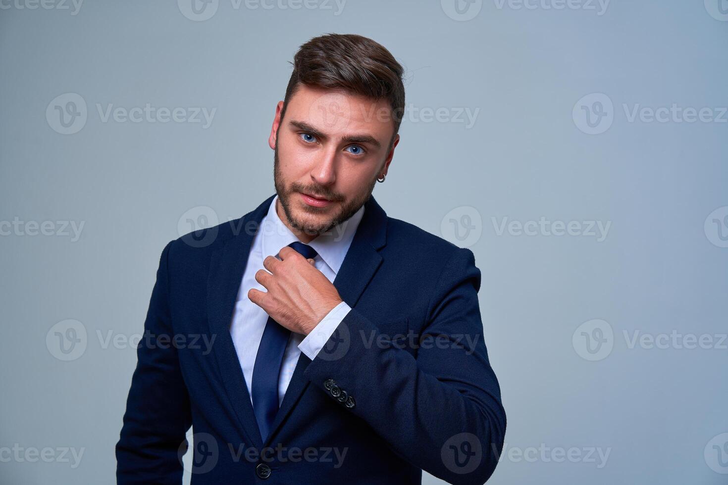 cerca arriba retrato joven hombre empresario. caucásico chico negocio traje estudio gris antecedentes. foto