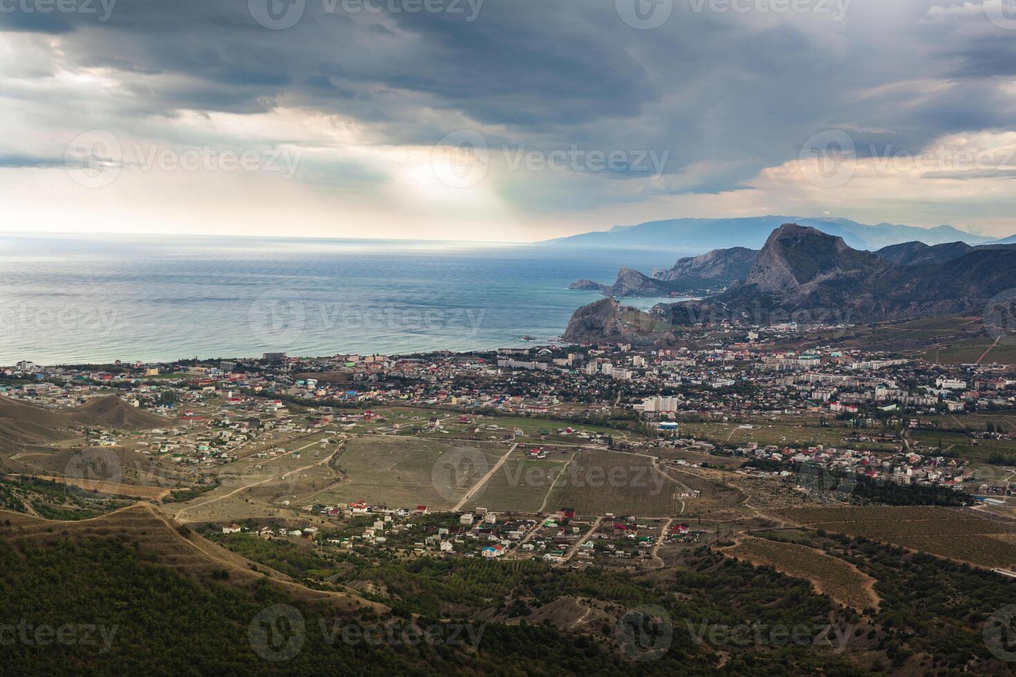 ciudad por el mar cerca el montañas debajo un hermosa cielo foto