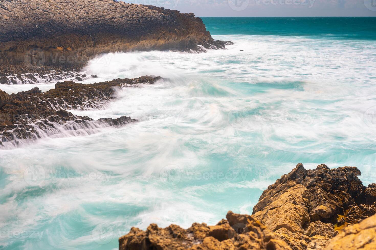 atlántico océano. Tormentoso verano día grande mar ola en rocoso playa. beaty en naturaleza. dramático mar ver foto