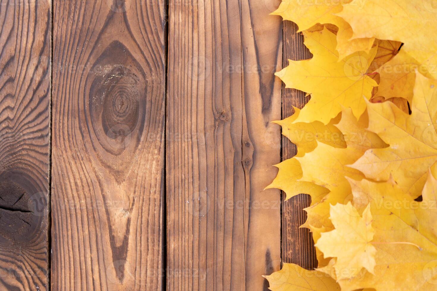 otoño hojas marco en de madera antecedentes parte superior ver otoño frontera amarillo y naranja hojas Clásico madera mesa Copiar espacio para texto. foto