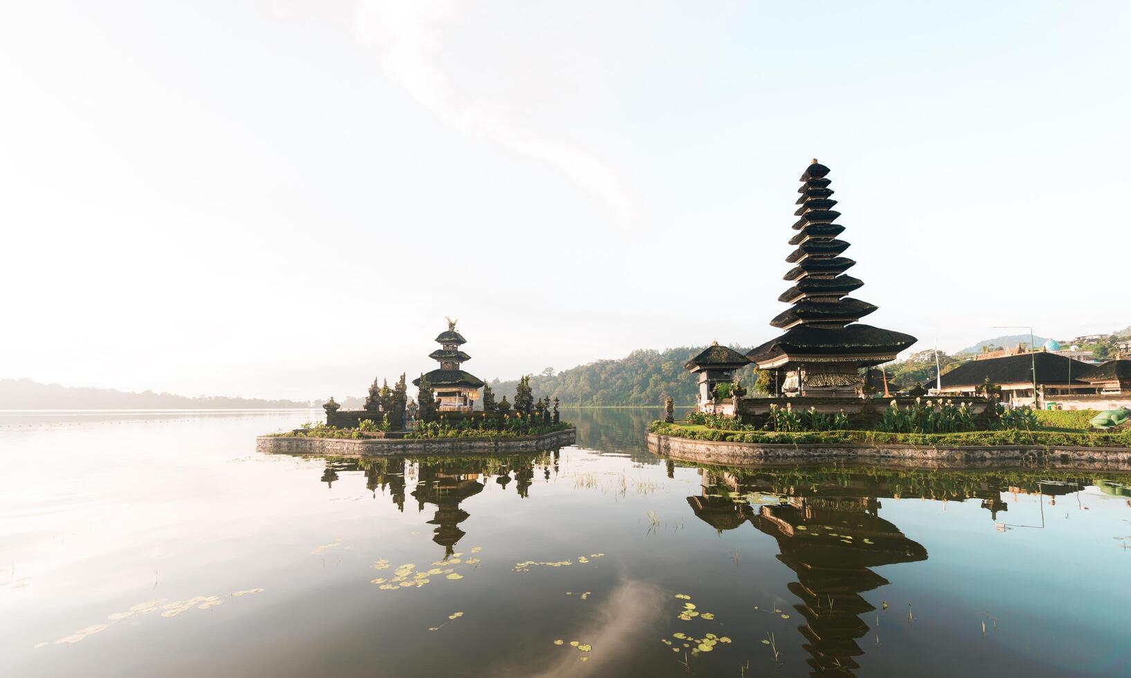 antecedentes de el silencio de nyepi día con el templo a puesta de sol foto