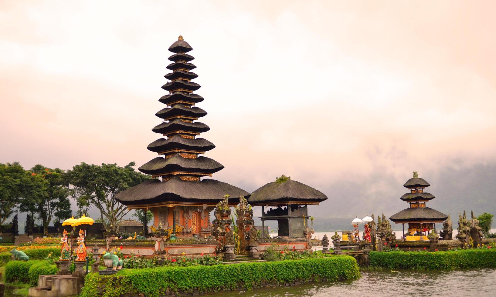 antecedentes de el silencio de nyepi día con el templo a puesta de sol foto