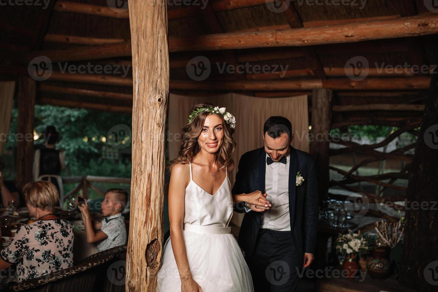 novios felices y su primer baile, boda en el elegante restaurante con una luz y un ambiente maravillosos foto
