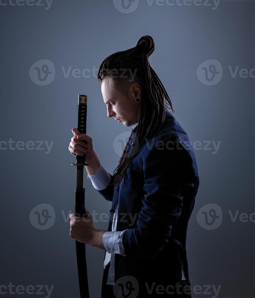 joven hombre participación un samurai espada. glamour foto. foto