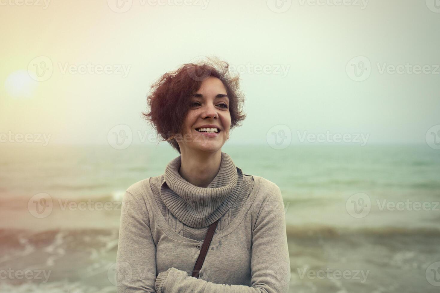 glamoroso retrato de el joven hermosa mujer en cuero botas en el banco de un playa foto