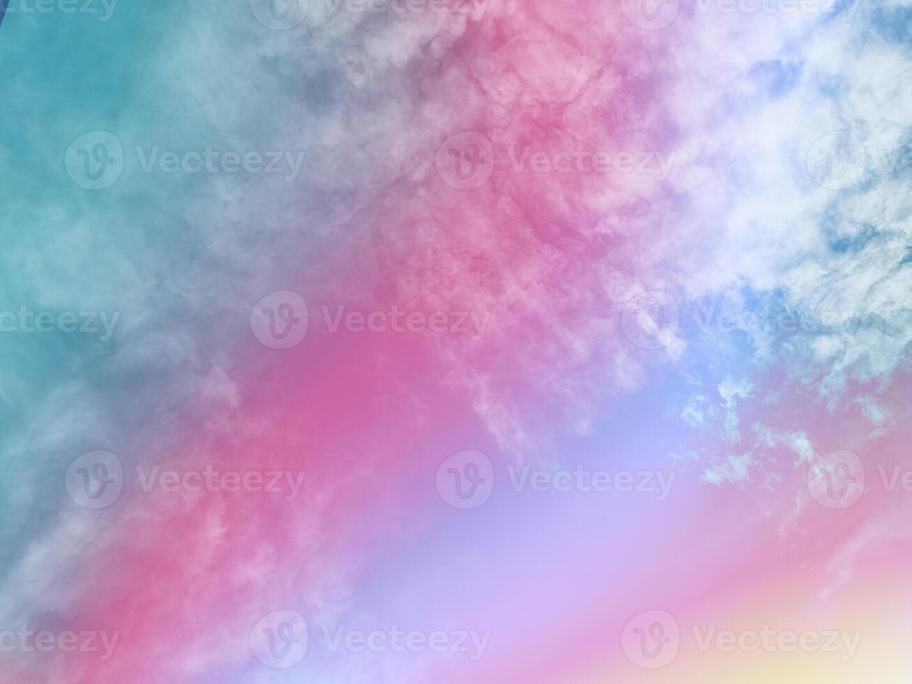 belleza dulce pastel verde y rosado vistoso con mullido nubes en cielo. multi color arco iris imagen. resumen fantasía creciente ligero foto