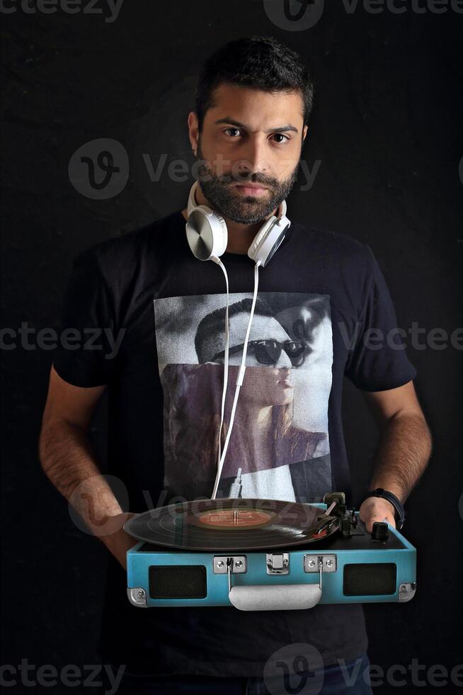 joven DJ posando con su auriculares foto