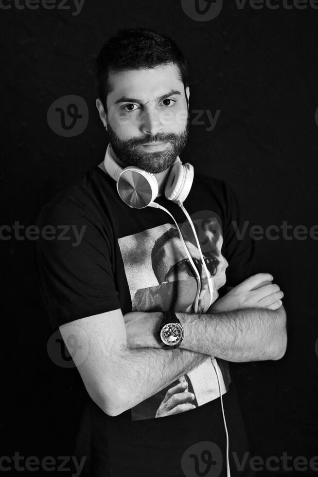 joven DJ posando con su auriculares foto