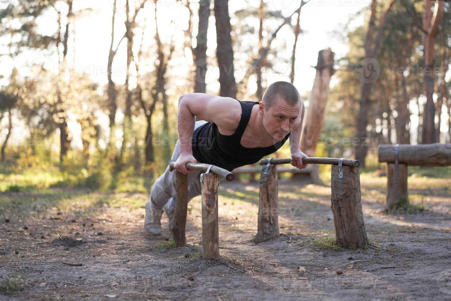 hermoso caucásico hombre empujar arriba al aire libre rutina de ejercicio cruzar formación Mañana bombeo triceps brazo hacer ejercicio Deportes suelo foto