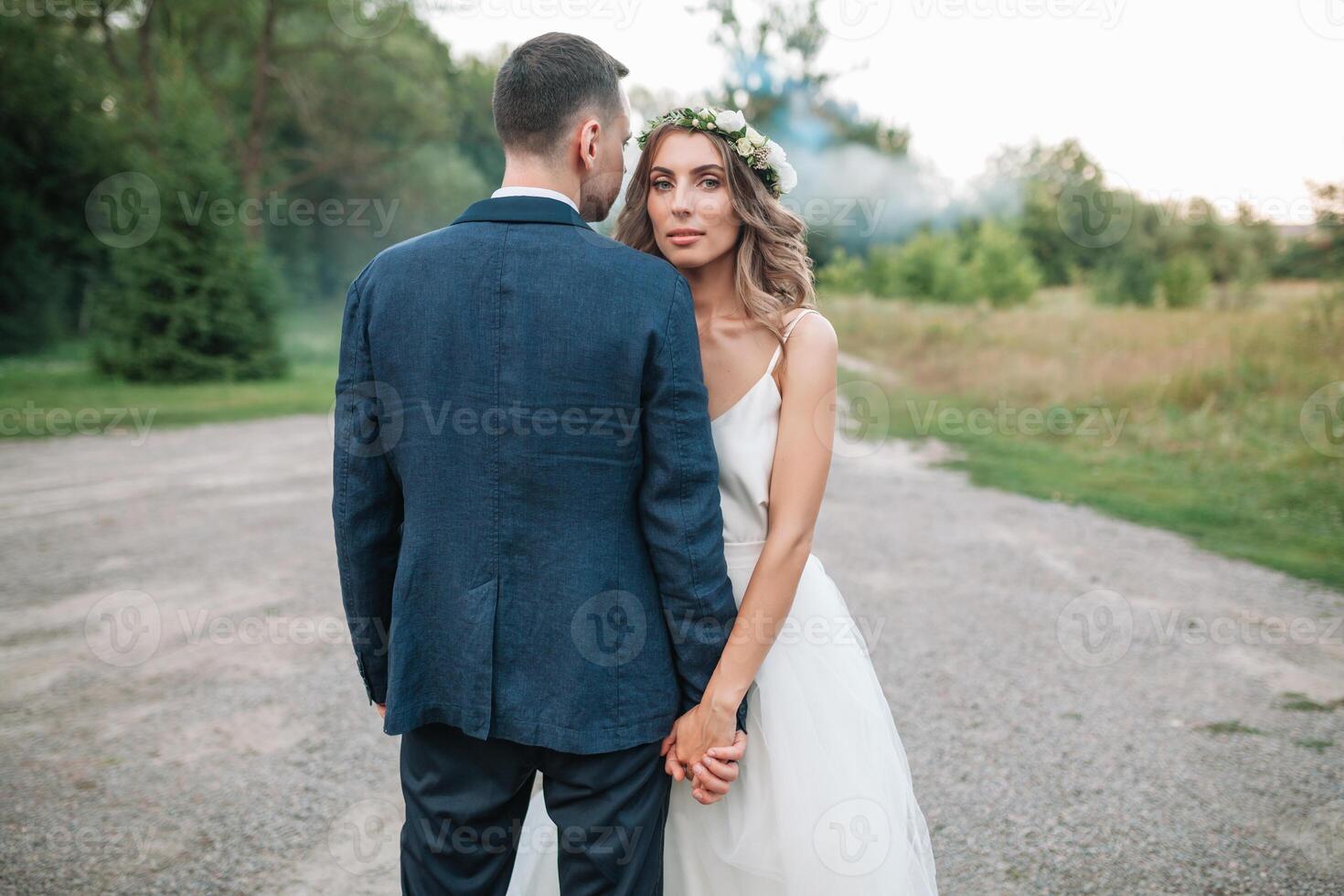 novia y novio a Boda día caminando al aire libre en verano naturaleza. nupcial pareja, contento recién casado mujer y hombre abrazando en verde parque. amoroso Boda Pareja exterior. novia y novio foto