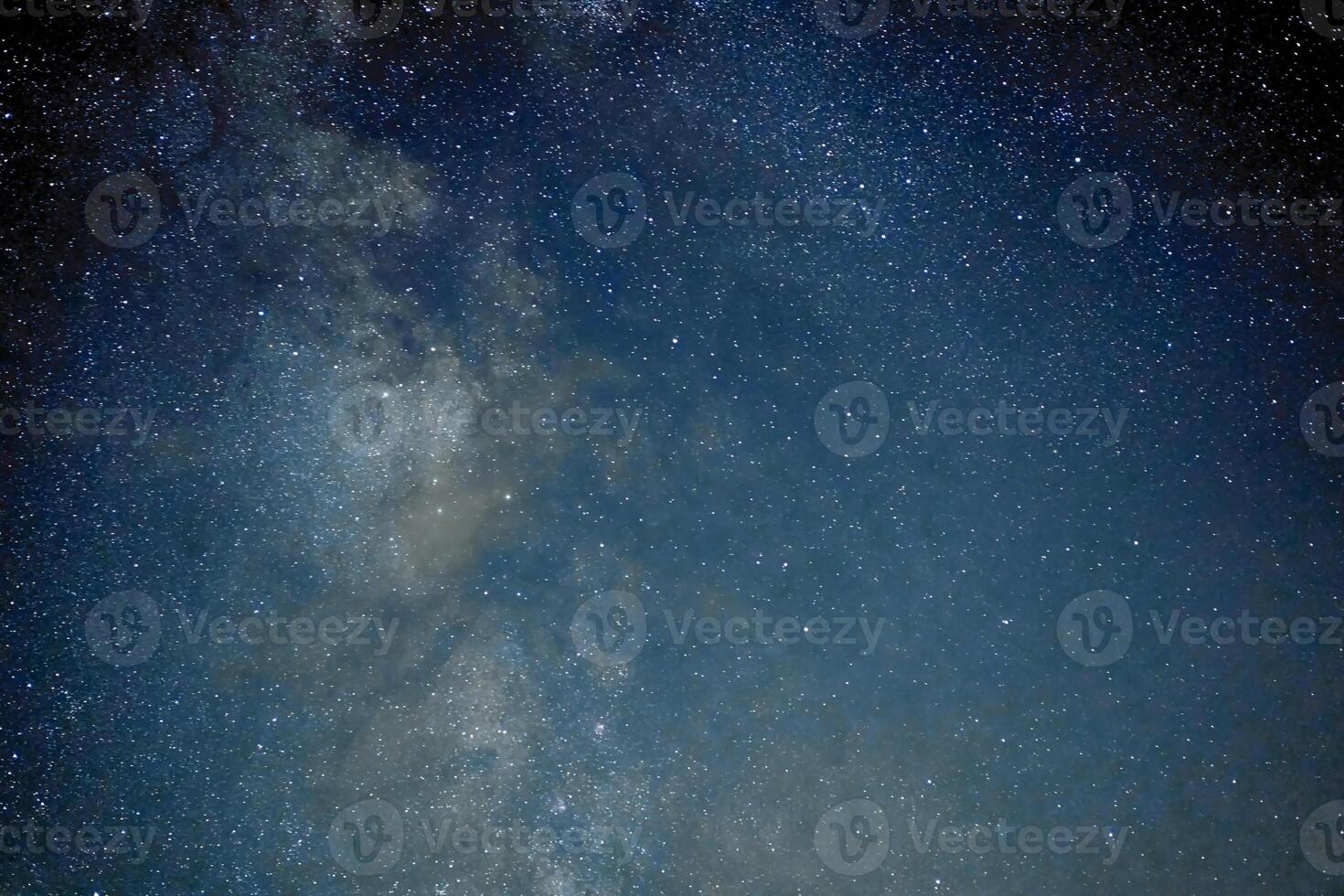 lechoso camino galaxia estrellas espacio polvo en el universo, largo exposición fotografía, con grano. foto