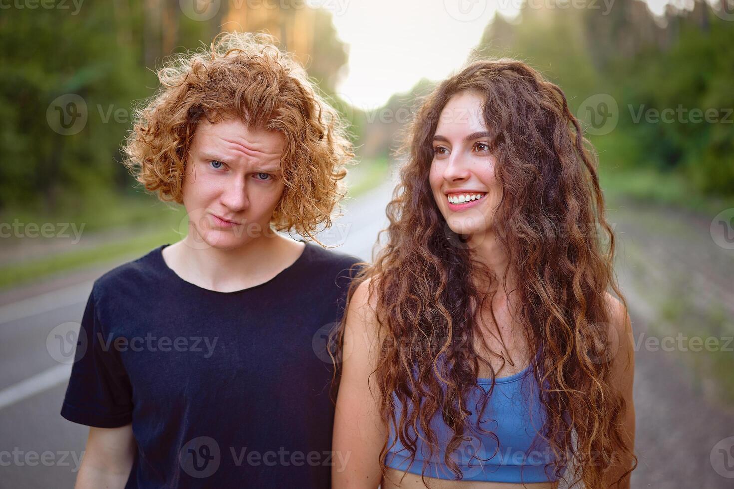 pelo rizado chico y muchacha. de cerca retrato. amigos en naturaleza. es hora para un relación. foto