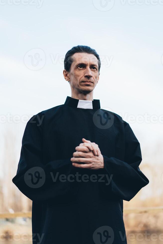 retrato de hermoso católico sacerdote o pastor con collar foto