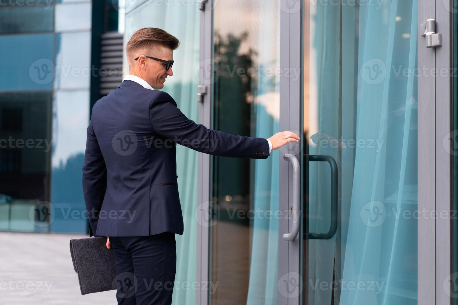 negocio. empresario exitoso hombre negocio persona abierto puerta pequeño negocio nuevo oportunidades foto