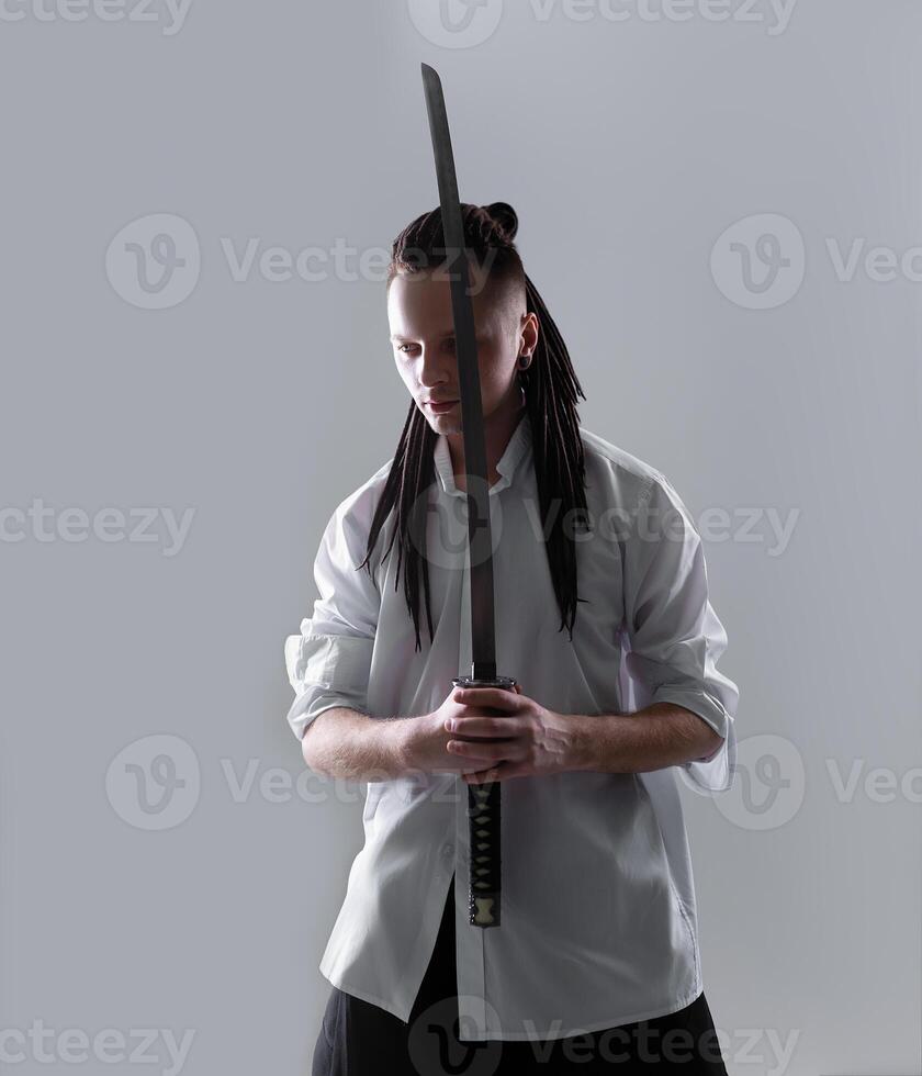 joven hombre participación un samurai espada. glamour foto. foto