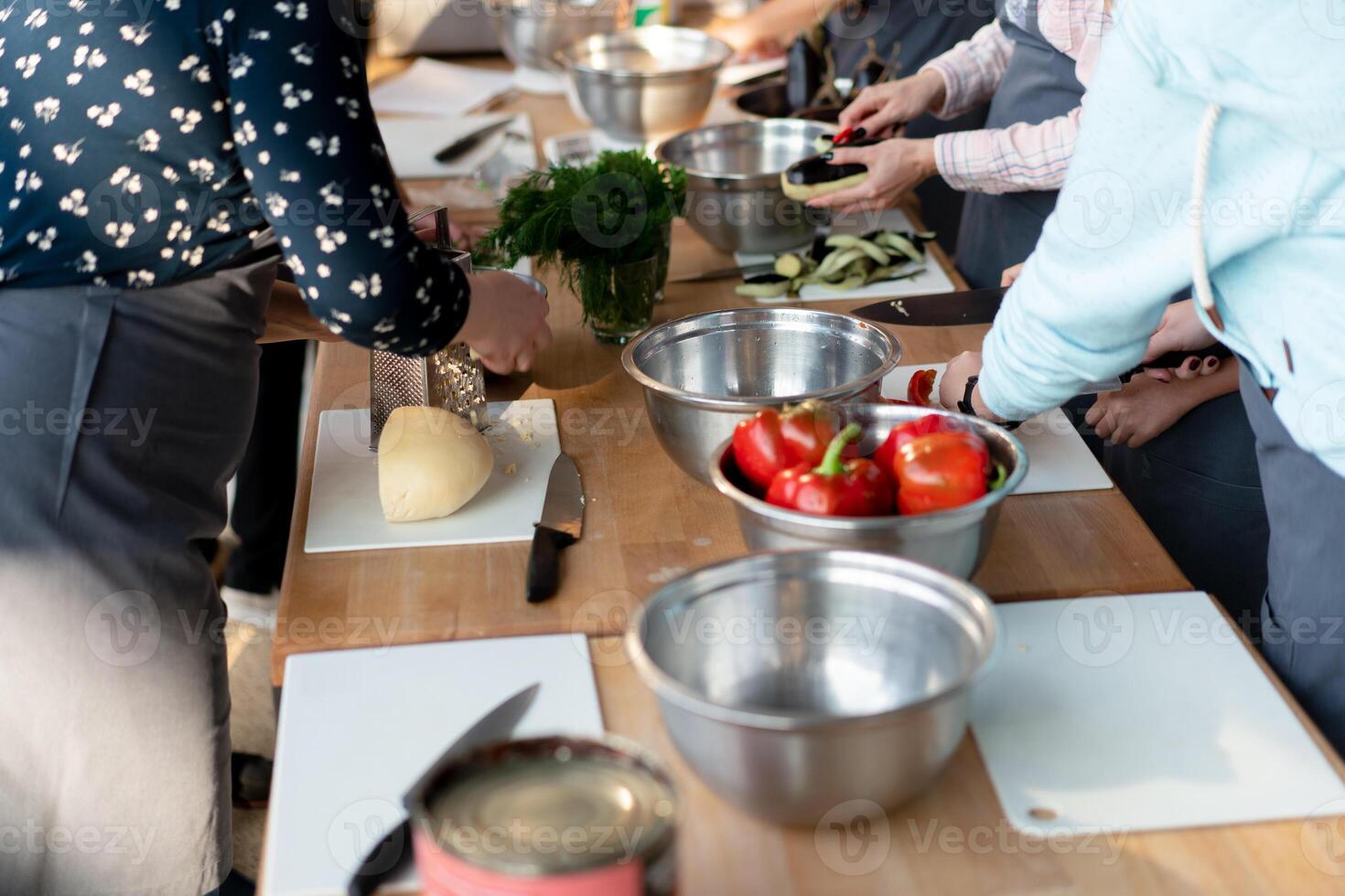 cerca arriba el proceso de cocinando. diferente personas en el cocina aprender a cocinar en el Cocinando clase foto