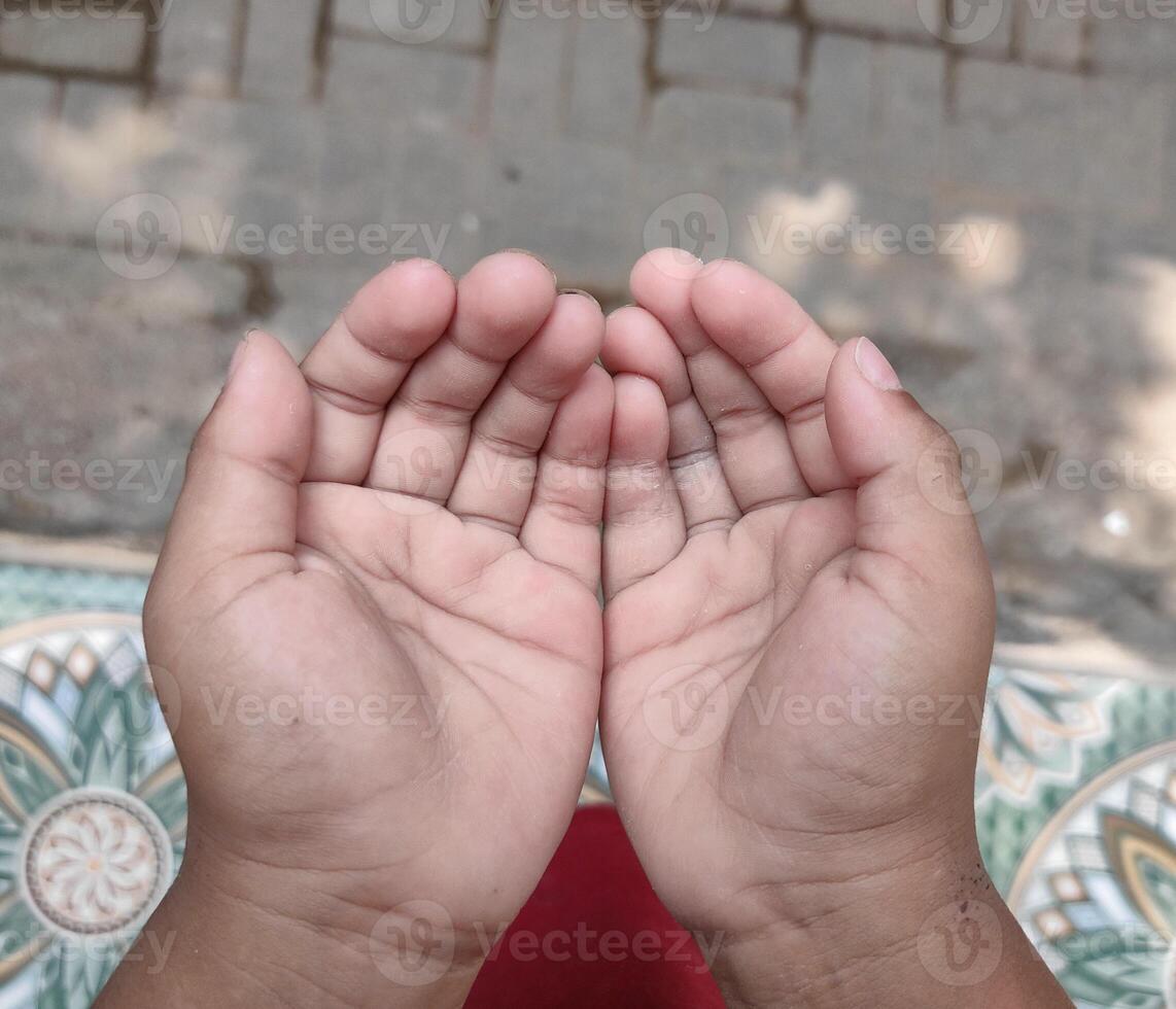 un pequeño niño manos Orando para bendiciones desde Dios foto