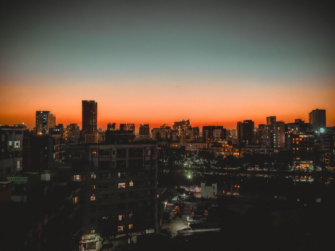 el hermosa ciudad horizonte a puesta de sol. foto