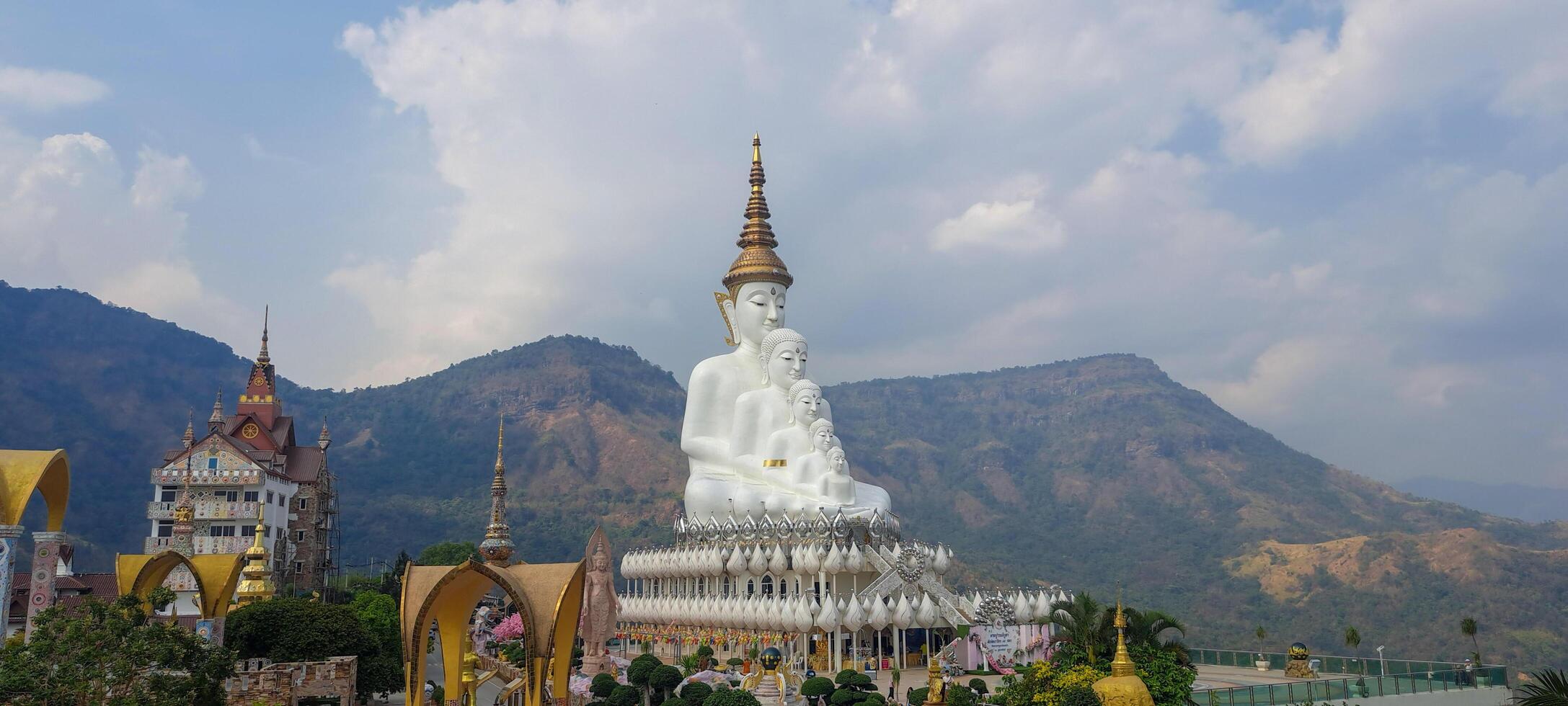 blanco Buda estatuas en wat phra ese Pha Sorn kaew templo foto