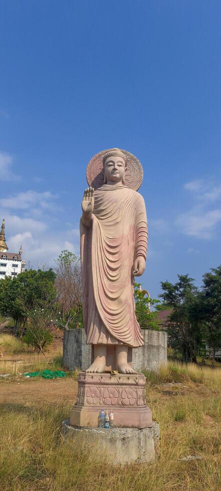 Roca Buda en pie estatua foto