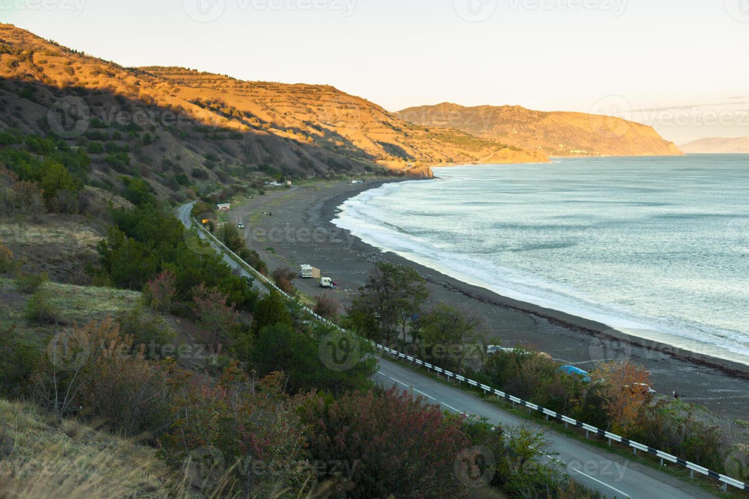 cámping en el playa a el pie de el montaña foto