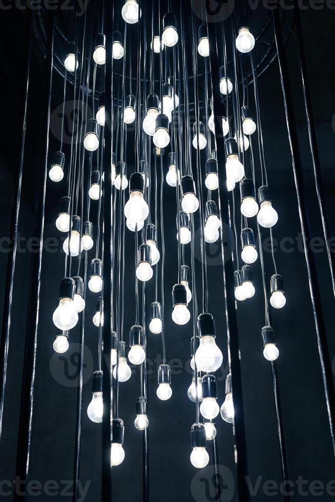 ligero bombillas en un oscuro habitación en desván oscuro tema foto